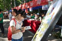 澳门威尼斯赌场
新生在入学感言展板上认真的写下自己的入学感受